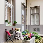 Cozy 1br Near Opera & Gozsdu With Terrace Apartman