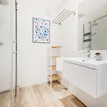 Apartman Cozy 1br Near Opera & Gozsdu With Terrace