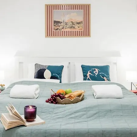 Cozy 1br Near Opera & Gozsdu With Terrace Apartament