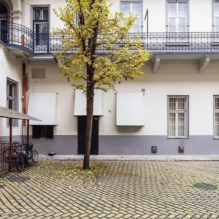 Cozy 1br Near Opera & Gozsdu With Terrace Apartment