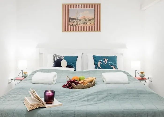 Cozy 1br Near Opera & Gozsdu With Terrace Apartament