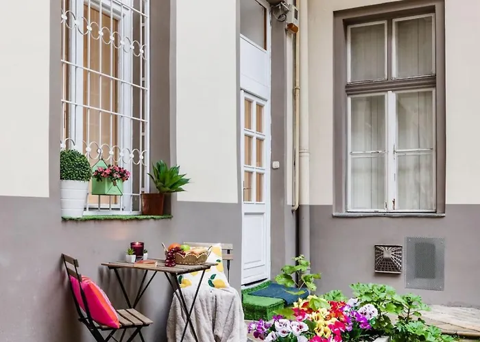 Cozy 1br Near Opera & Gozsdu With Terrace Apartament