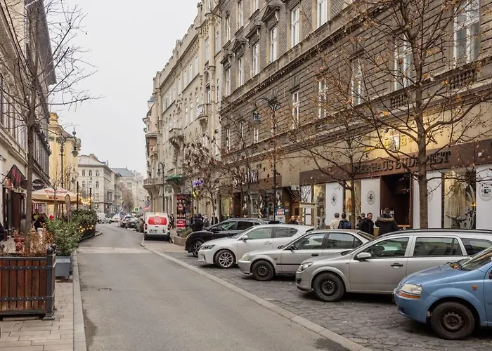 Cozy 1br Near Opera & Gozsdu With Terrace Apartament Budapesta