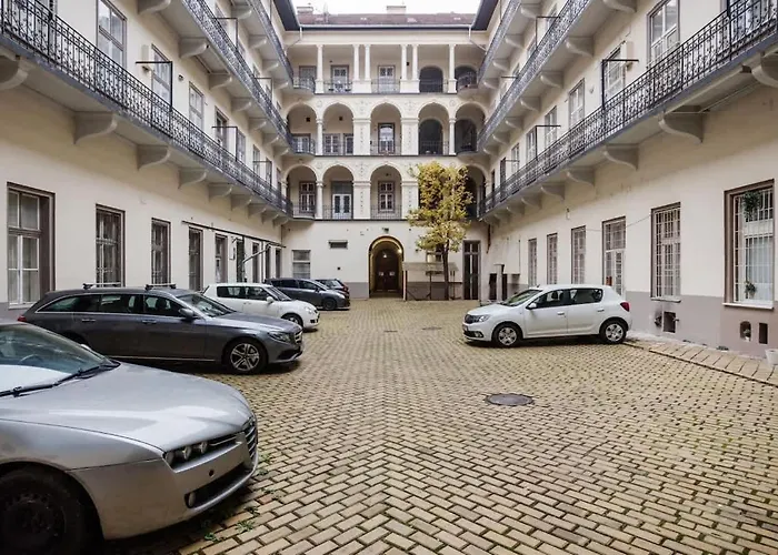 Apartament Cozy 1br Near Opera & Gozsdu With Terrace Budapesta